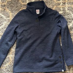 Women’s Avalanche Outdoor Supply Co sweatshirt.